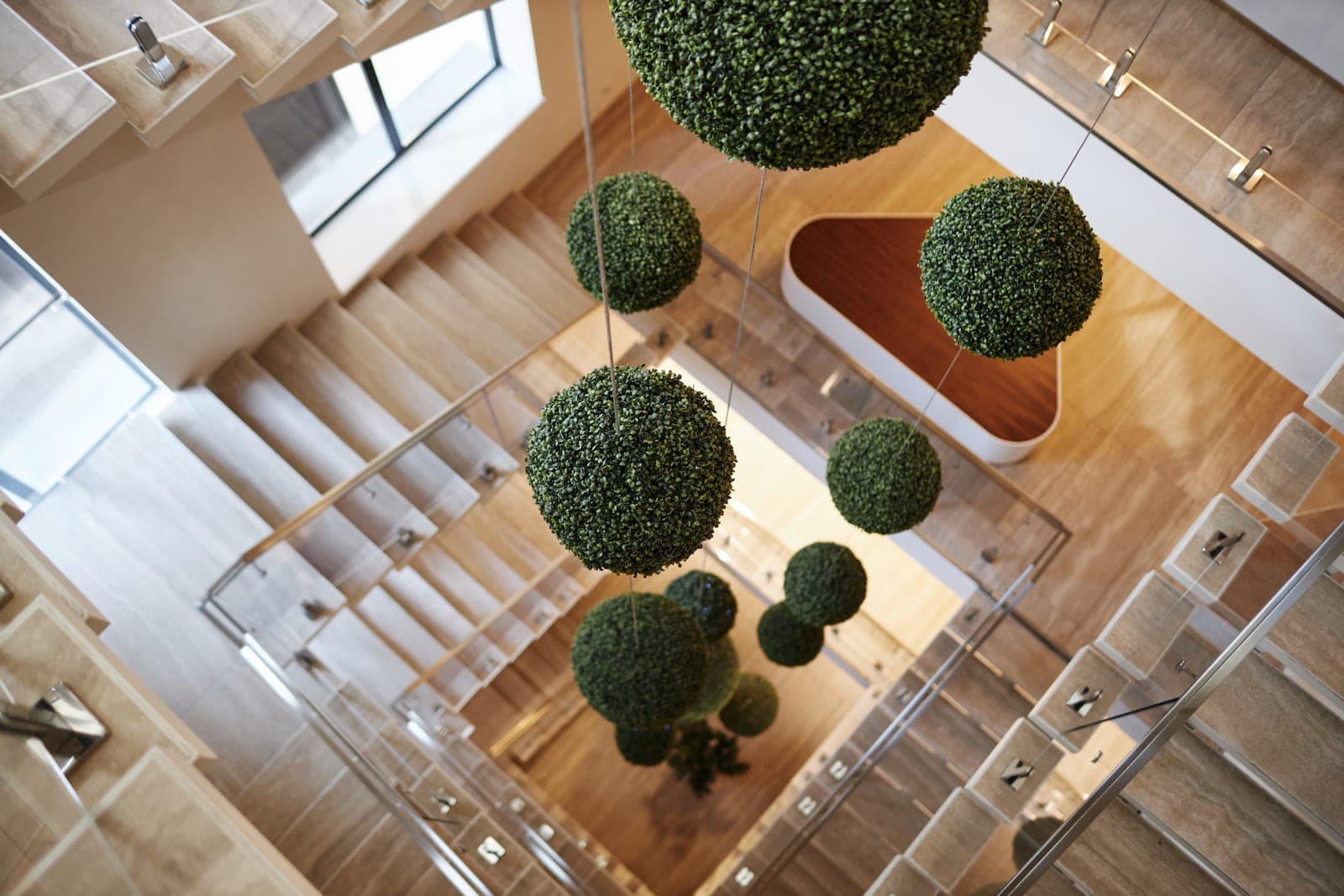 Escada com esferas verdes decorativas em edifício moderno