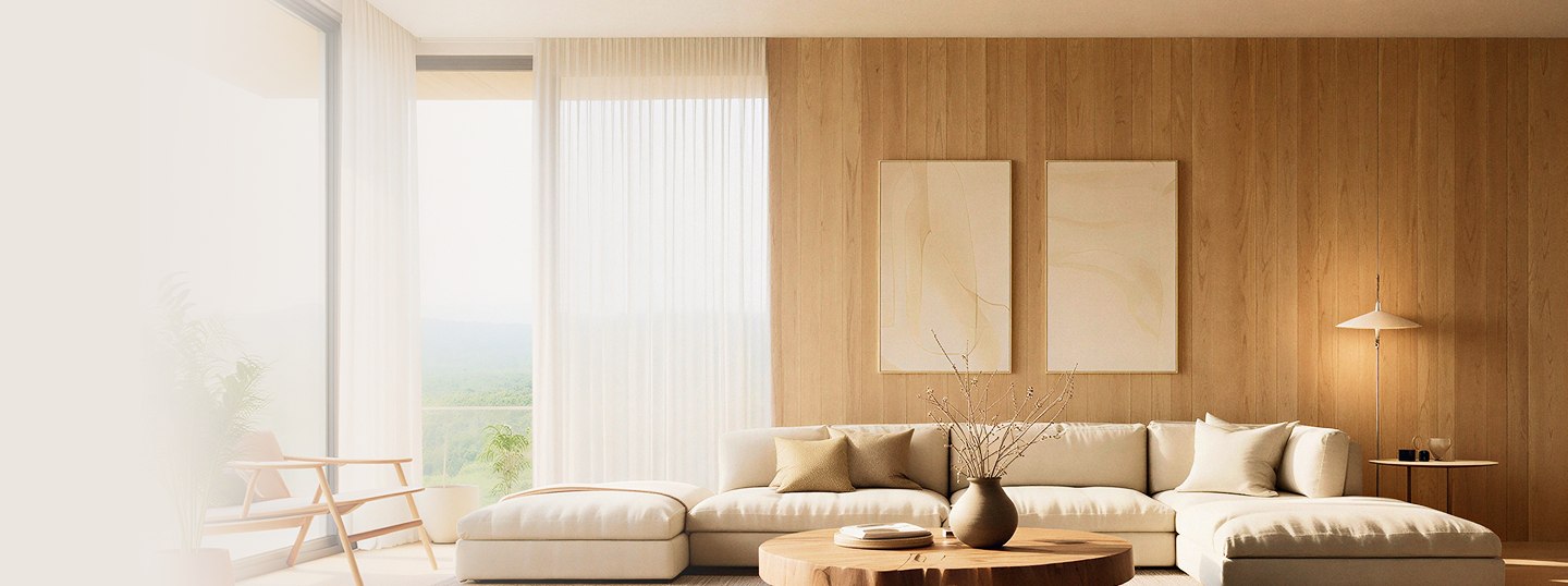 Sala de estar com sofá claro, painel de madeira e luz natural